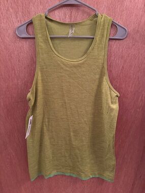 Outdoor Voices Men's Seamless Pique Tank in the color Green Apple